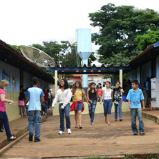 Col�gio Estadual Nova Era: 12 salas de aula e 1.090 estudantes em tr�s turnos